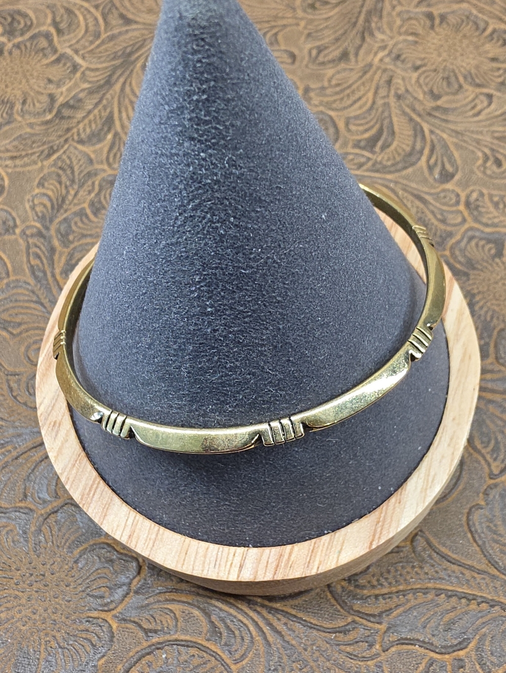 Liz Claiborne Vintage Elegant Gold Color Classic Etched Bangle Bracelet